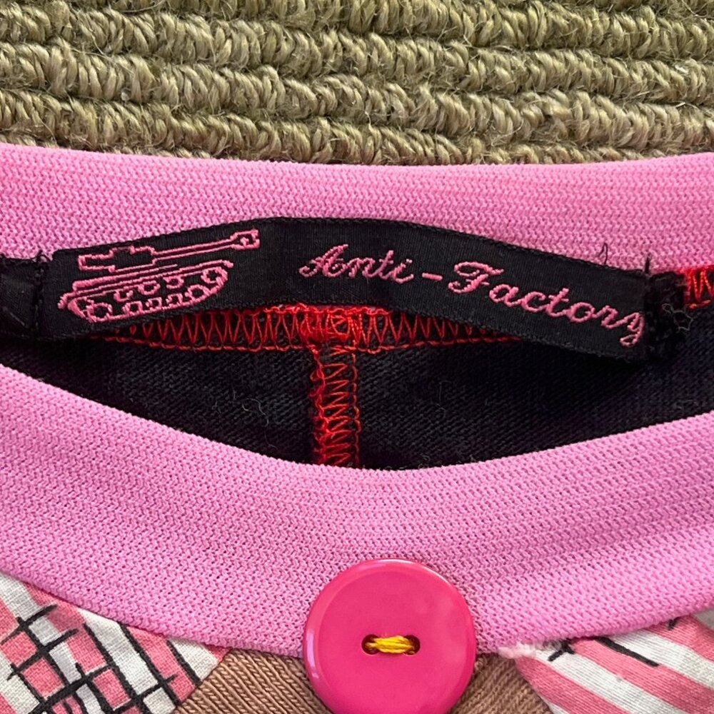 Black and Pink Keyhole Capsleeve Shirt Size Small - Picture 6 of 10
